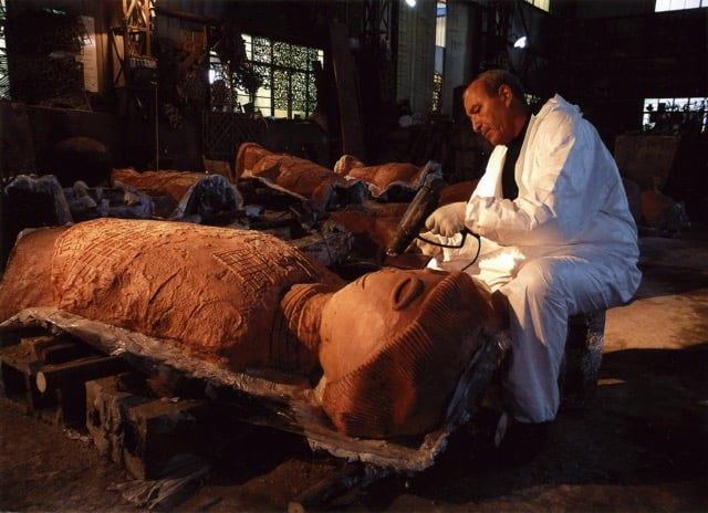 RK travaille sur sculpture enfant du monde - Shanghai Chine - 2009