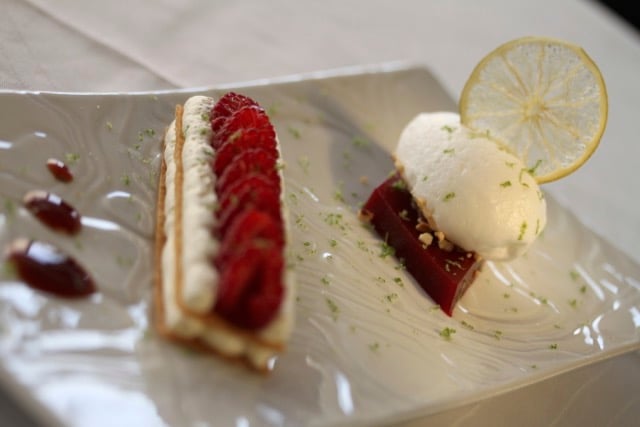 Millefeuille croustillant aux framboises crème légère et sorbet citron- Crédit Maison Blanche