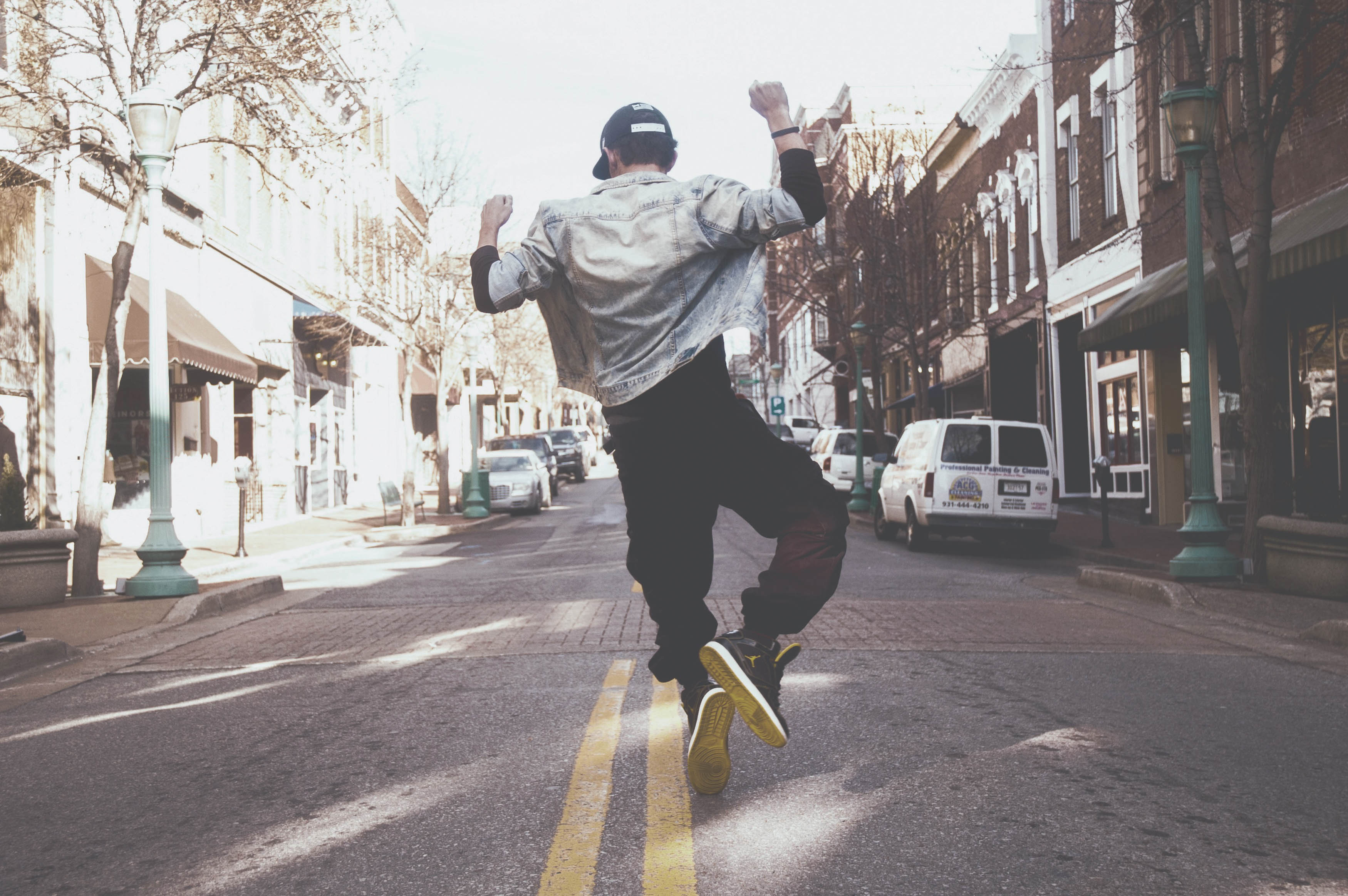 jumping-guy-crÇdit Visualhunt