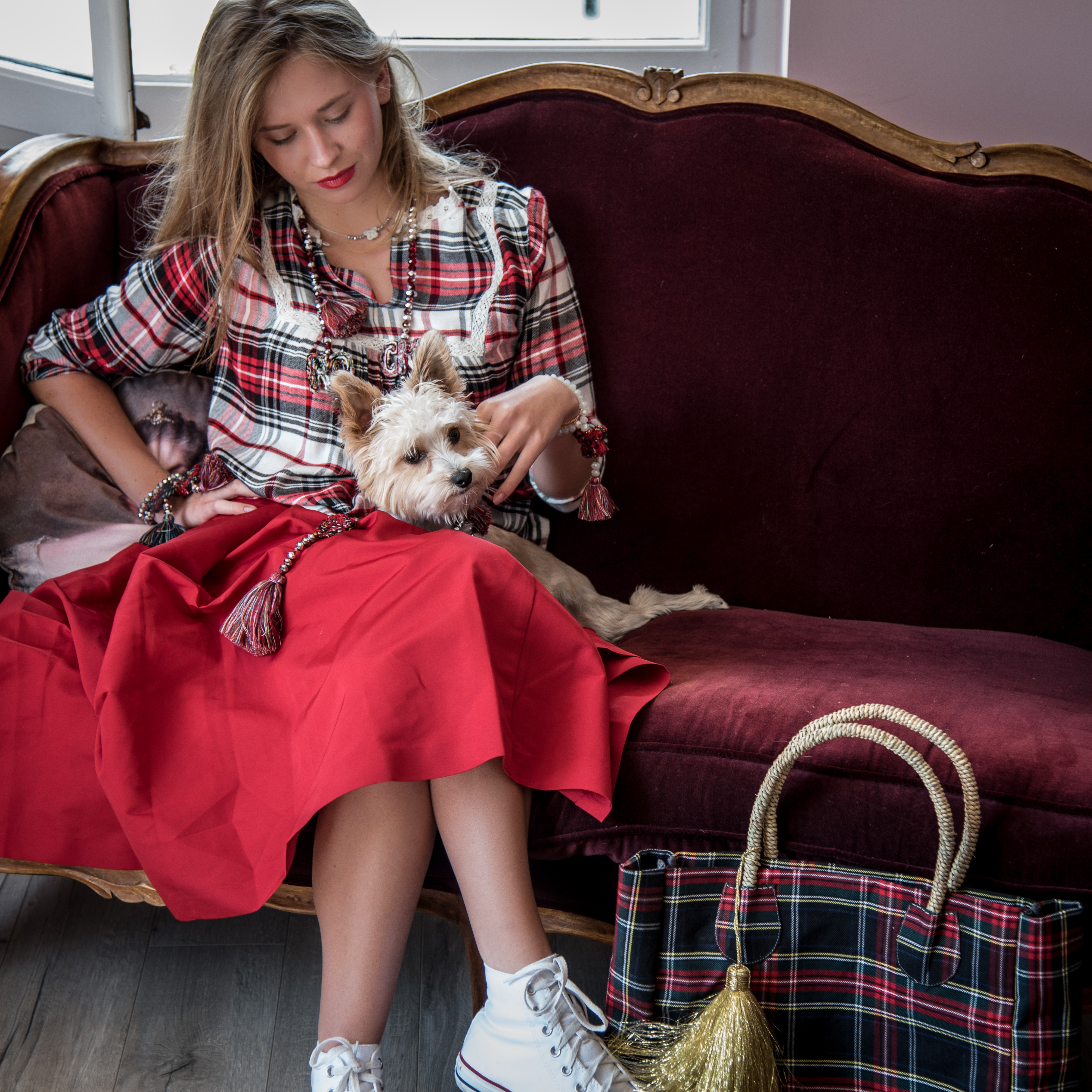 Crédit photo : Jil d'Hostun Sa fille Léonore Cachat, égérie de la marque avec Oskar, son petit yorkshire.  