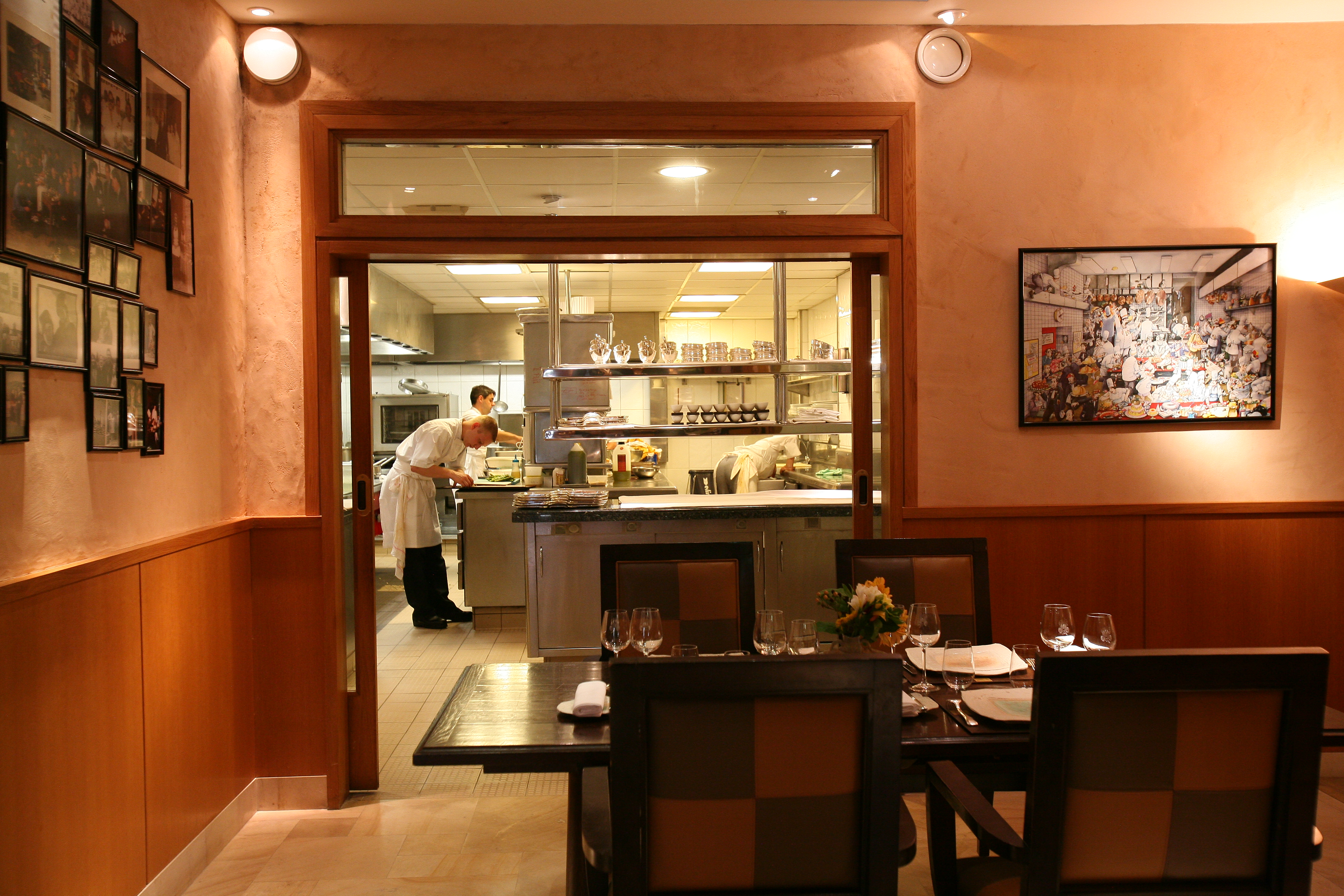 salle à manger privée avec vue sur les cuisines de la Côte Saint Jacques