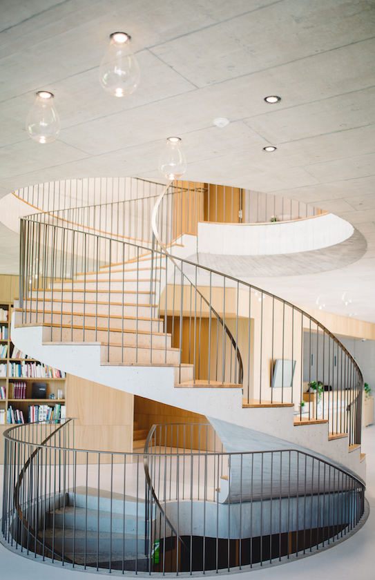 La Pierre Blanche, grand escalier en forme de vortex