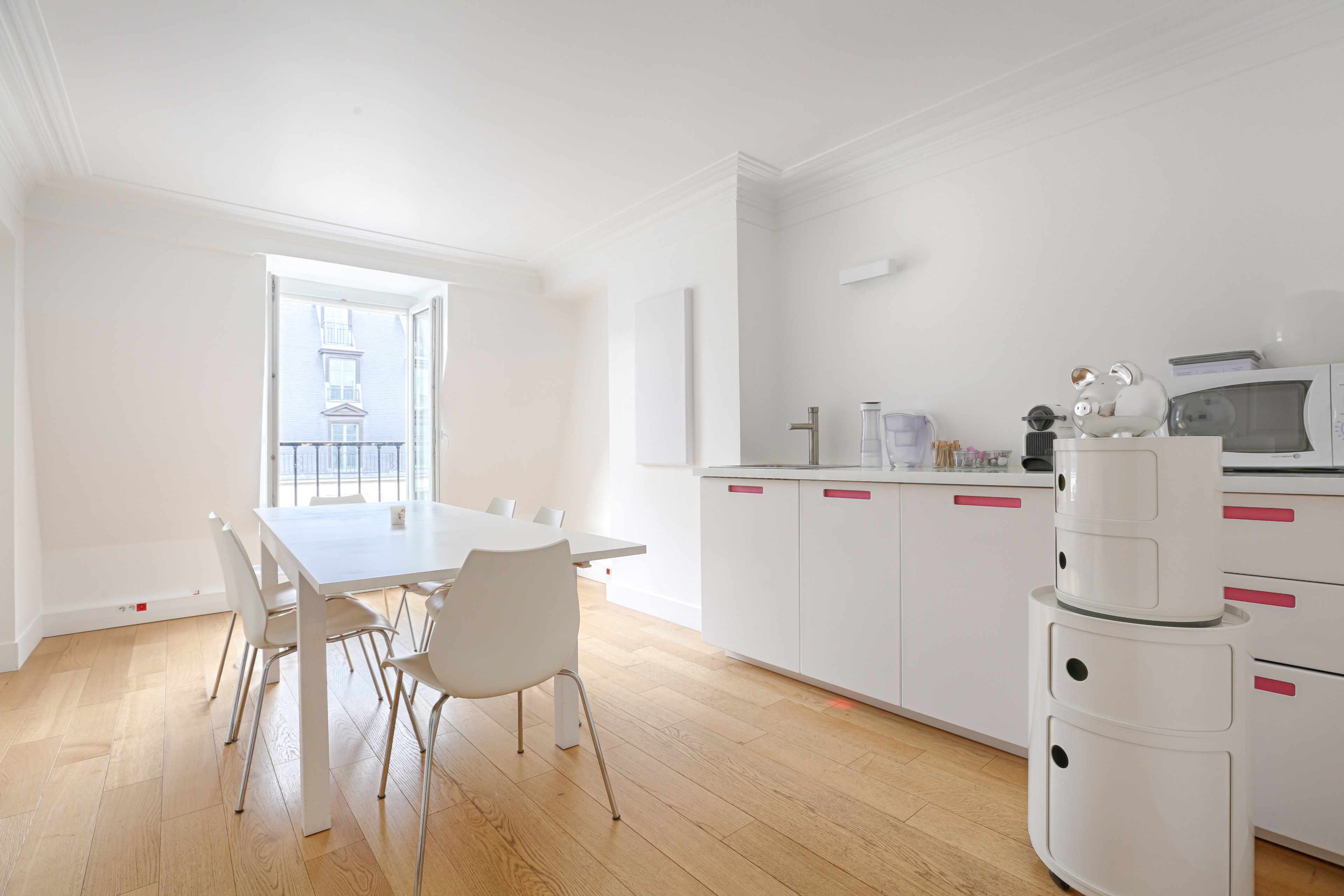 Dans les bureaux de Perle rare, chasseur d'appartements à Paris  - (le coin cuisine) Crédit Guillaume Loyer