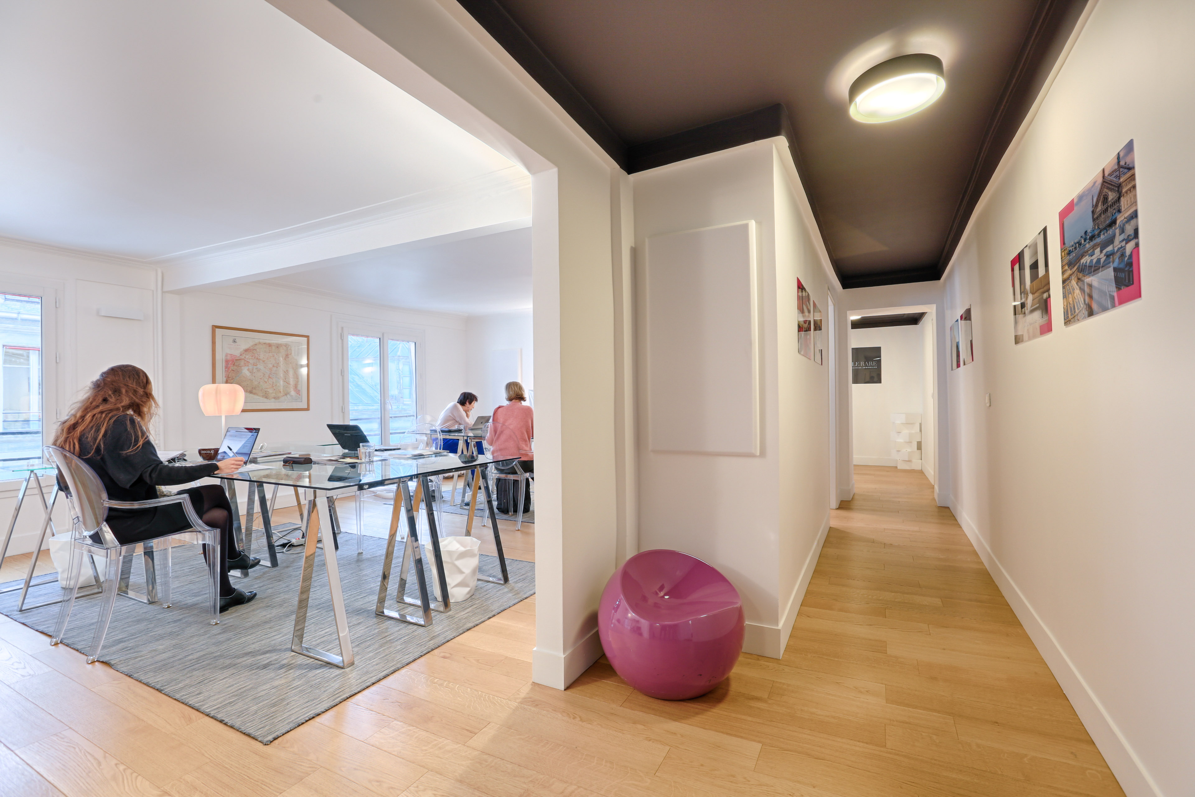 Dans les bureaux de Perle rare, chasseur d'appartements à Paris  - Crédit Guillaume Loyer