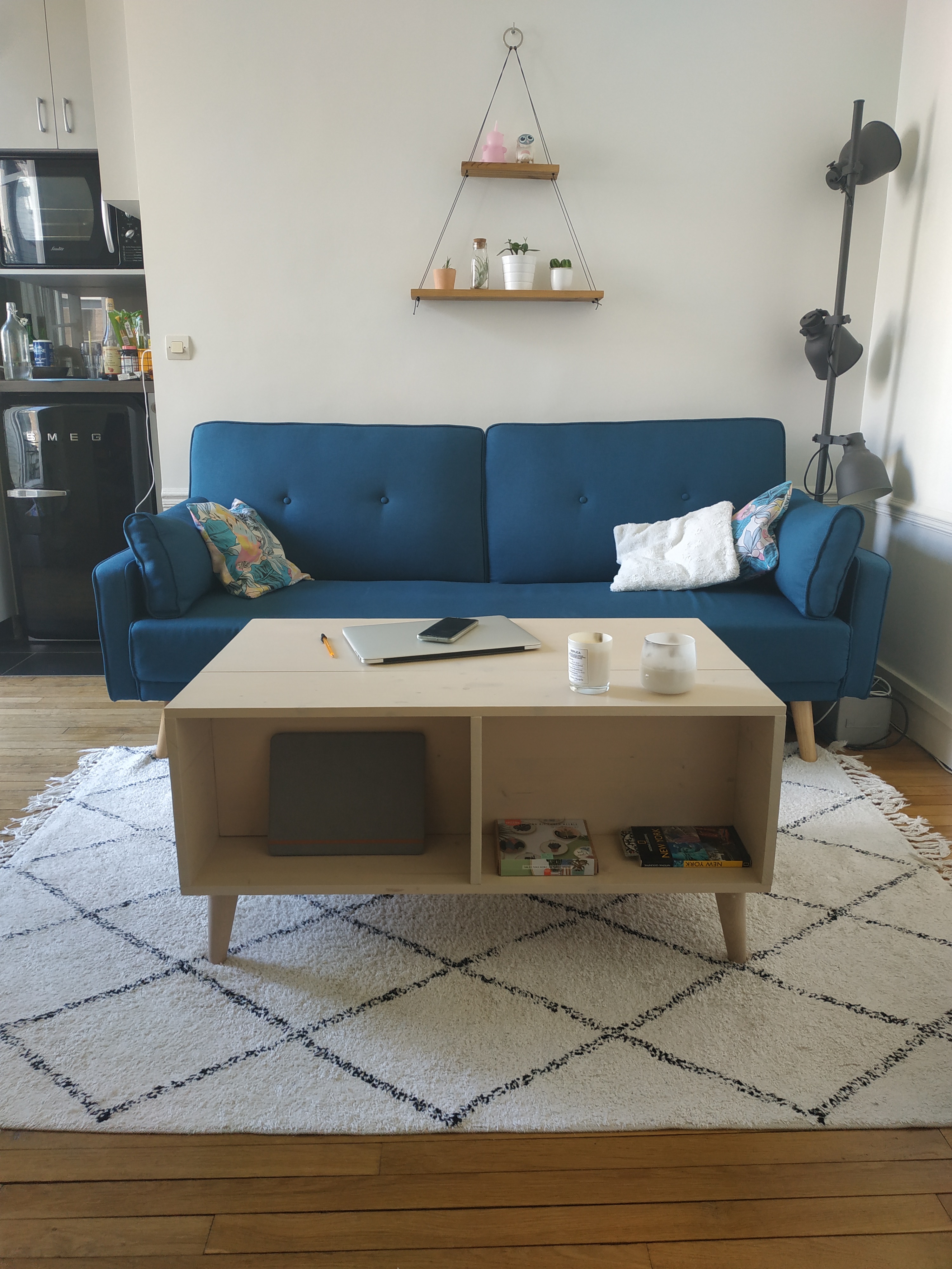 "Lorsque la table est fermée, la surface est de 100x60cm sur 46cm de hauteur."