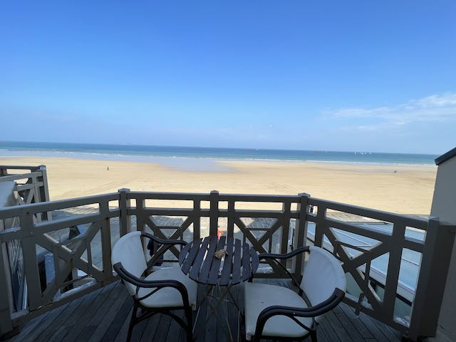 "Depuis votre lit, bercé par le murmure des vagues, vous aurez la sensation de prendre le large !" Crédit Photo Chemin Lisant