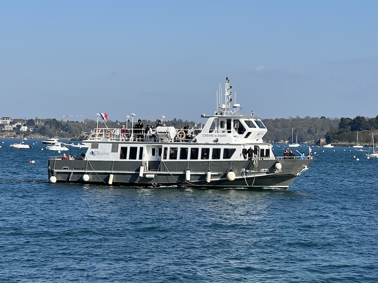 Pour une balade en mer commentée : la Compagnie Corsaire (crédit photo Chemin Lisant).