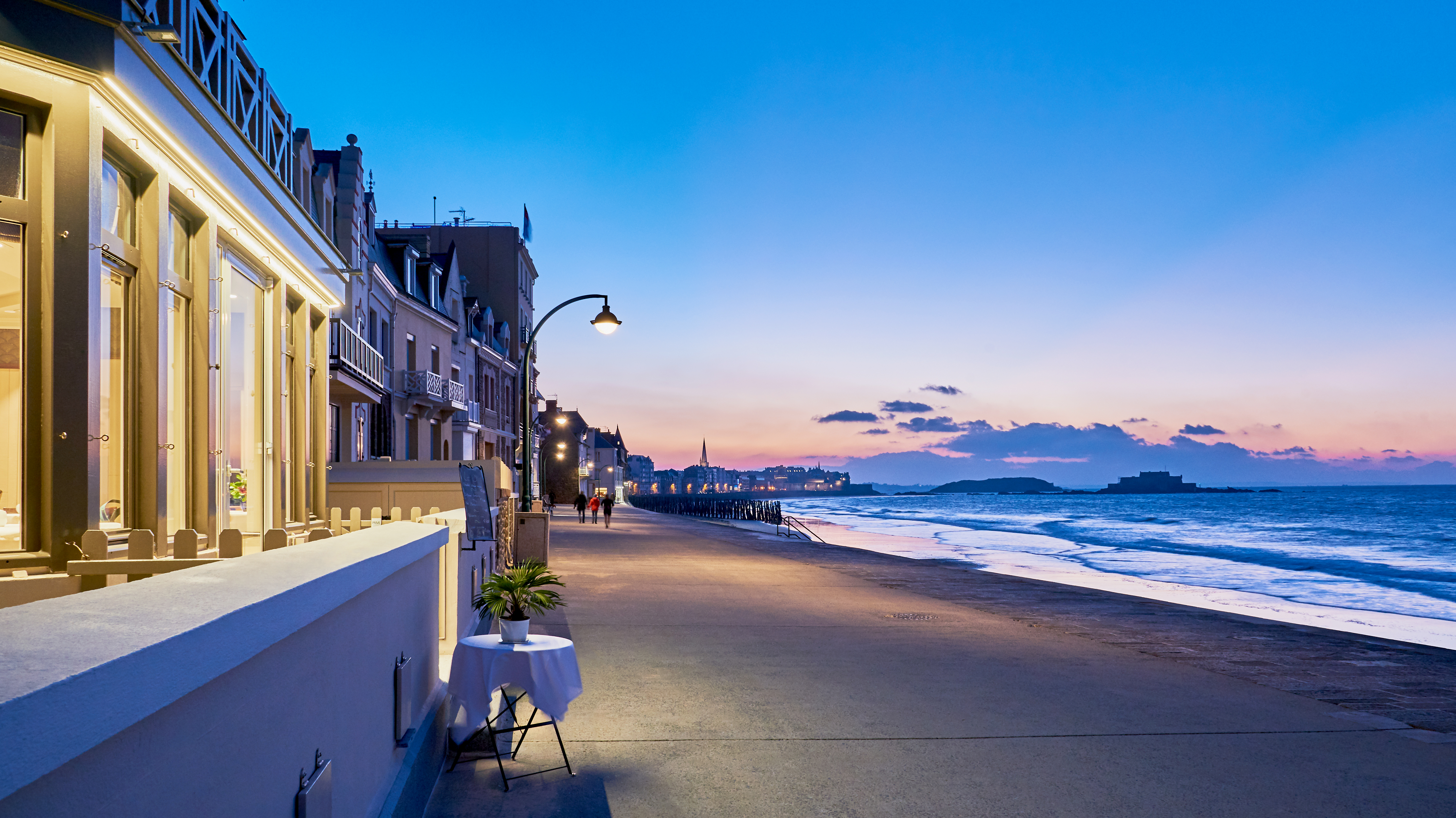 "L’immense digue du sillon invite à de longues marches, par tous les temps et sous toutes les lumières"  (Crédit photo SLT Juhere - Hôtel Le Beaufort)