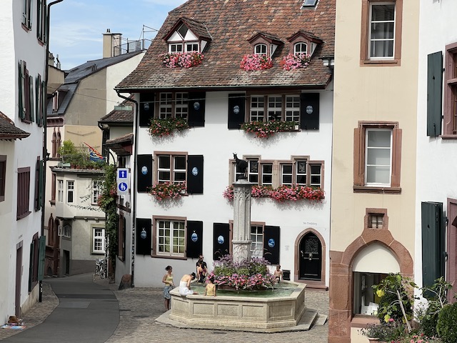 "Une autre particularité de Bâle : ses plus de 200 fontaines où il est autorisé de rafraîchir". Crédit photo Chemin Lisant 