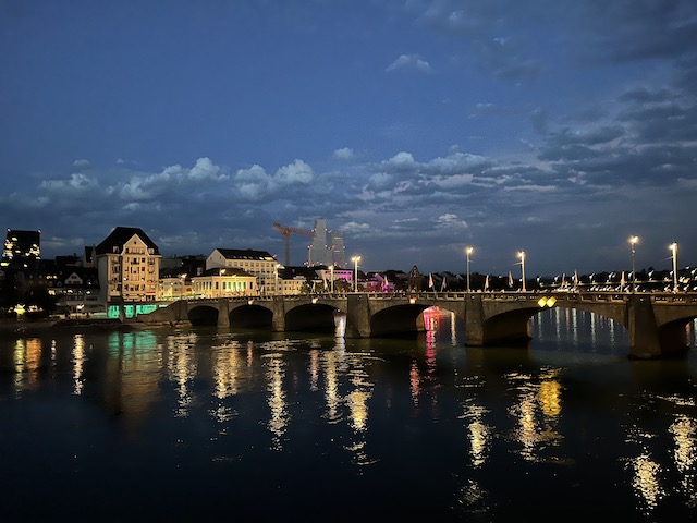 Le Rhin la nuit, vue depuis la terrasse du bar du mythique hôtel des Trois Rois. Crédit photo Chemin Lisant 