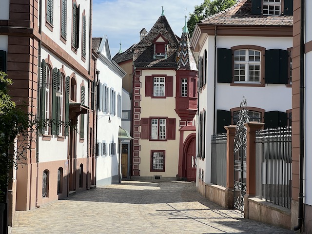 Ruelle dans le quartier historique de Bâle. Crédit photo Chemin Lisant 
