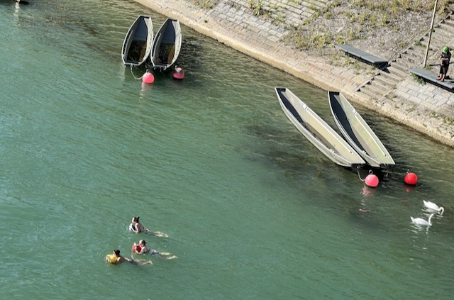 Baignade dans le Rhin avec le traditionnel « Wickelfisch ». Crédit photo Chemin Lisant 