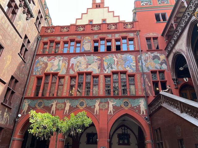 "la belle façade rouge de l’hôtel de ville - le Rathaus Basel" Crédit photo Chemin Lisant 