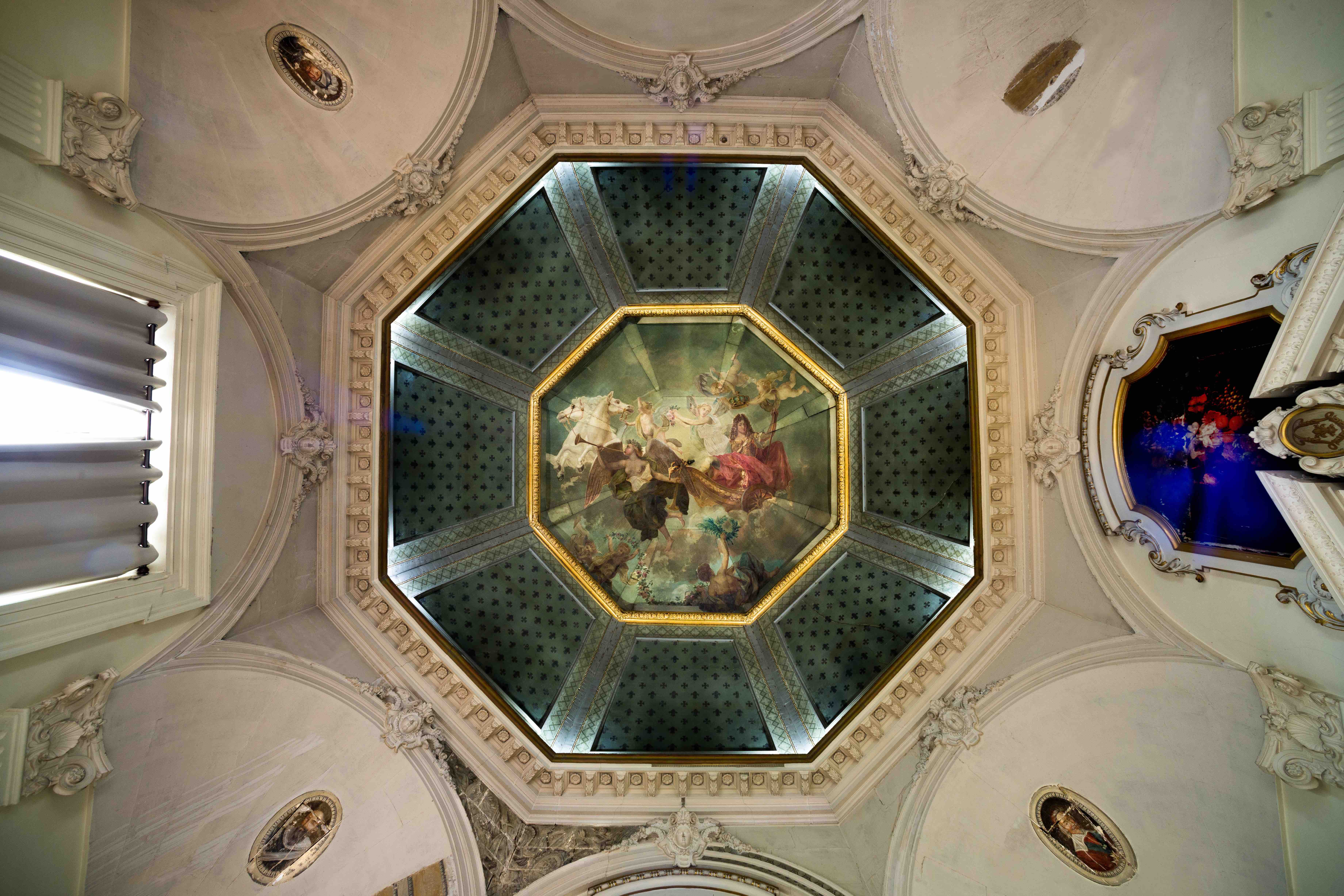 Plafond du salon historique peint par Louis Tournier en 1868 - Crédit Pavillon Henri IV 