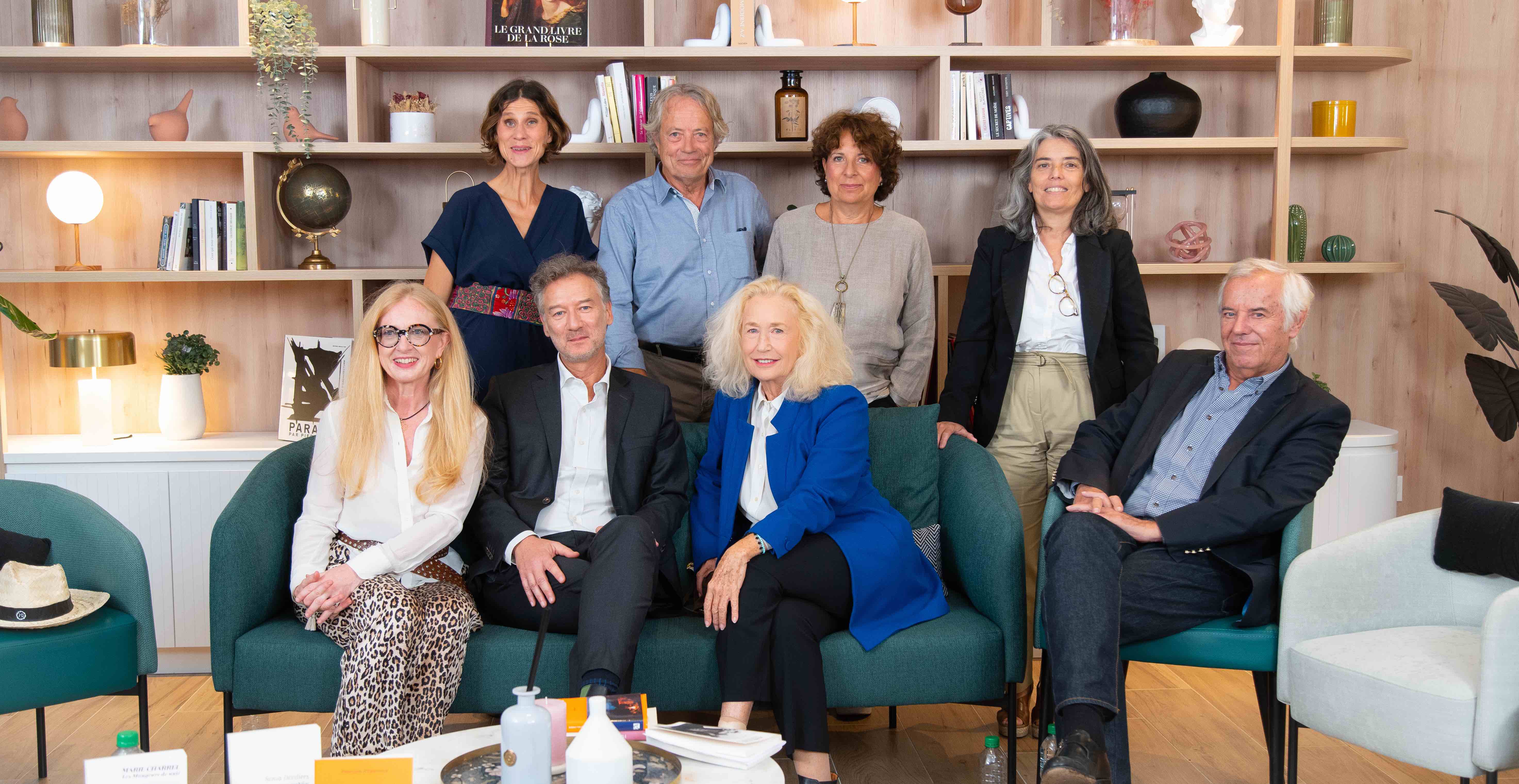Le jury du Prix du Livre Nohée : de gauche à droite, Élodie Fondacci, Éric Bouhier, Pascale Senk, Frances Manatovani et Philippe Grimbert ;  ; au centre Jérome Navarre, directeur général de Nohée, entouré de Florence Batisse-Pichet, secrétaire générale du Prix et de la comédienne Brigitte Fossey.