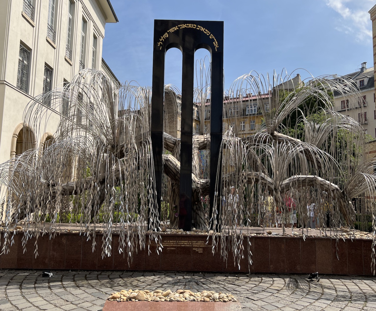 L'arbre de vie - cette sculpture en forme de saule pleureur, rend hommage aux victimes de l'Holocauste, dans le jardin de la Synagogue - Crédit Florence Batisse-Pichet