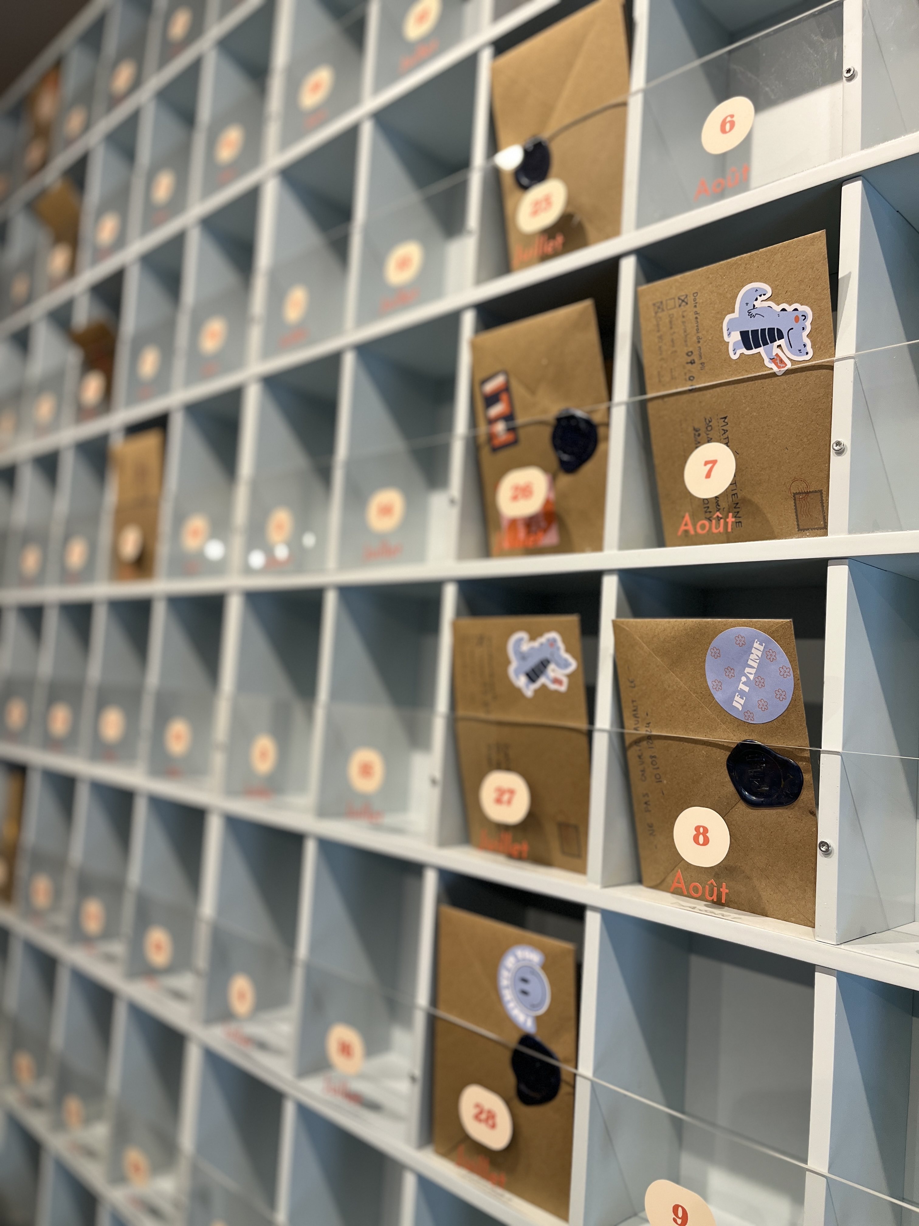 Le café Pli : 370 casiers pour déposer vos plis au fil des 365 jours de l'année ou même dans un casier spécial dans 5 ou 20 ans !