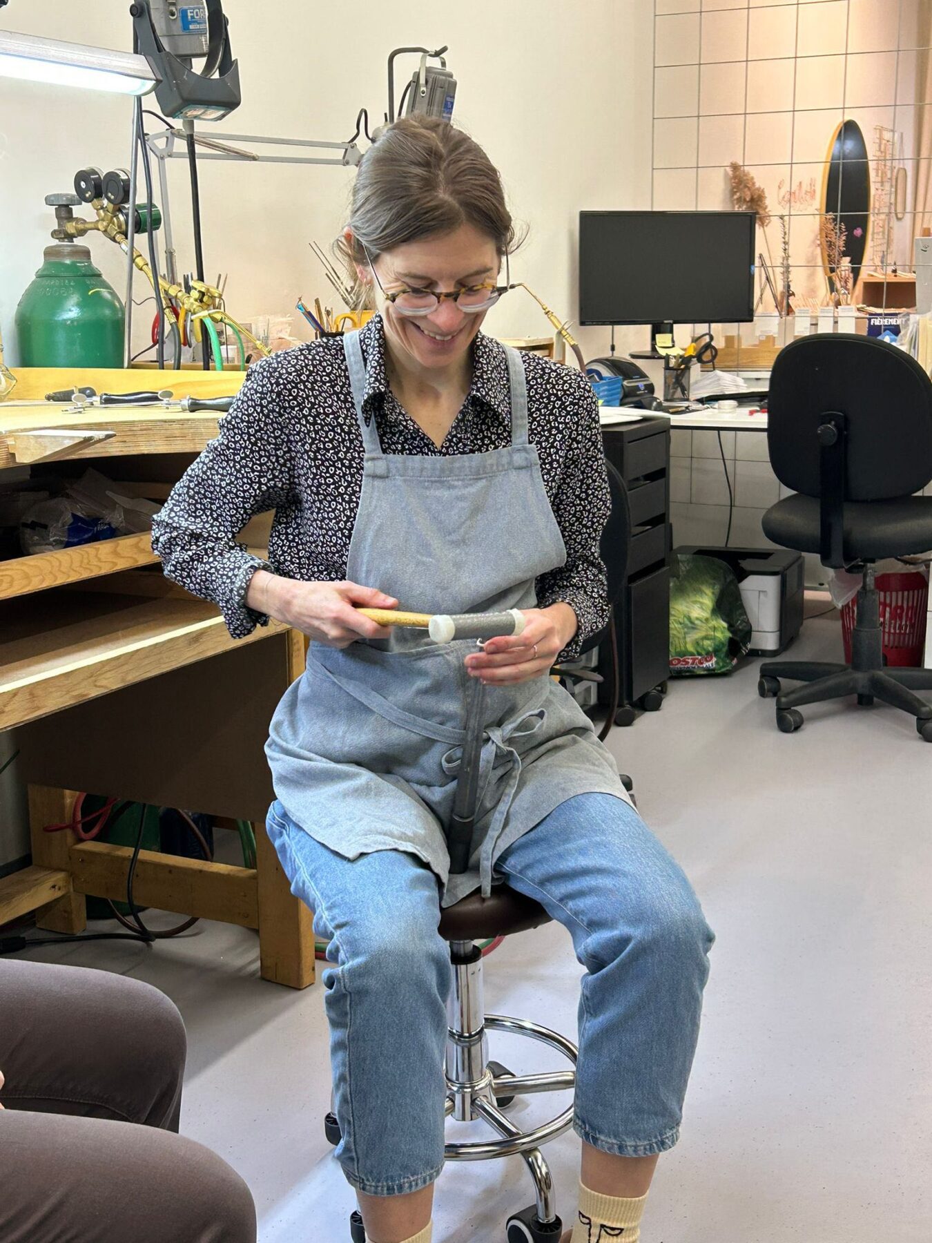 Camille Ouelette pendant un atelier création bijoux (Montréal) - Crédit Chemin Lisant 