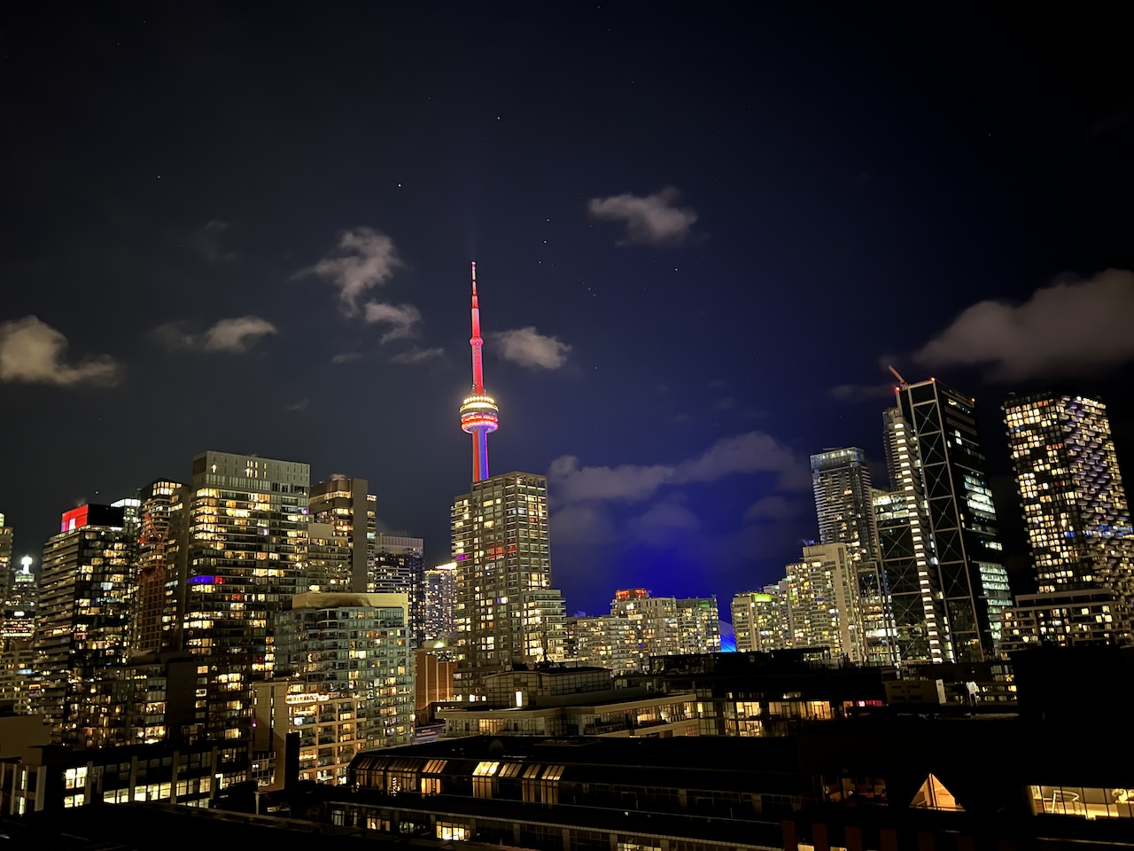Rooftop au 14e étage du Ace hôtel de Toronto (Crédit photo Chemin Lisant)