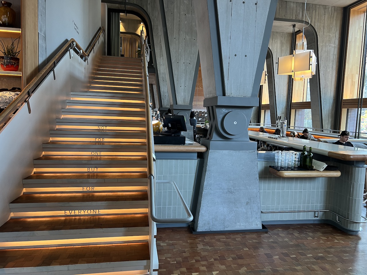 Entrée du Ace hôtel de Toronto (Crédit photo Chemin Lisant)